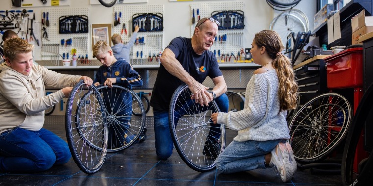  | Rotaryclubs en ISW repareren fietsen voor Oekraïense vluchtelingen | Het nieuws van ISW | Nieuws | Over onze school